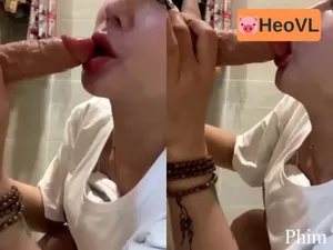Vào nhà tắm thẩm du bú dương vật giả