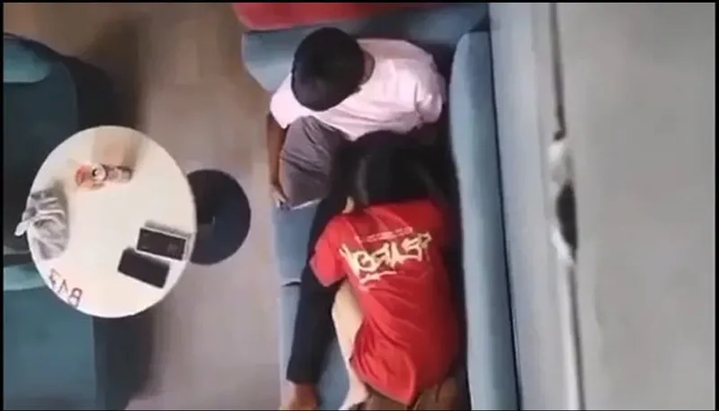 Quay lén người yêu liếm liếm cho bạn gái nơi công cộng